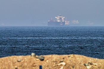 Buques de carga cerca del Estrecho de Ormuz, vistos desde Khor Fakkan, Emiratos Árabes Unidos, el 1 de mayo del 2026 (AP foto/Fatima Shbair)