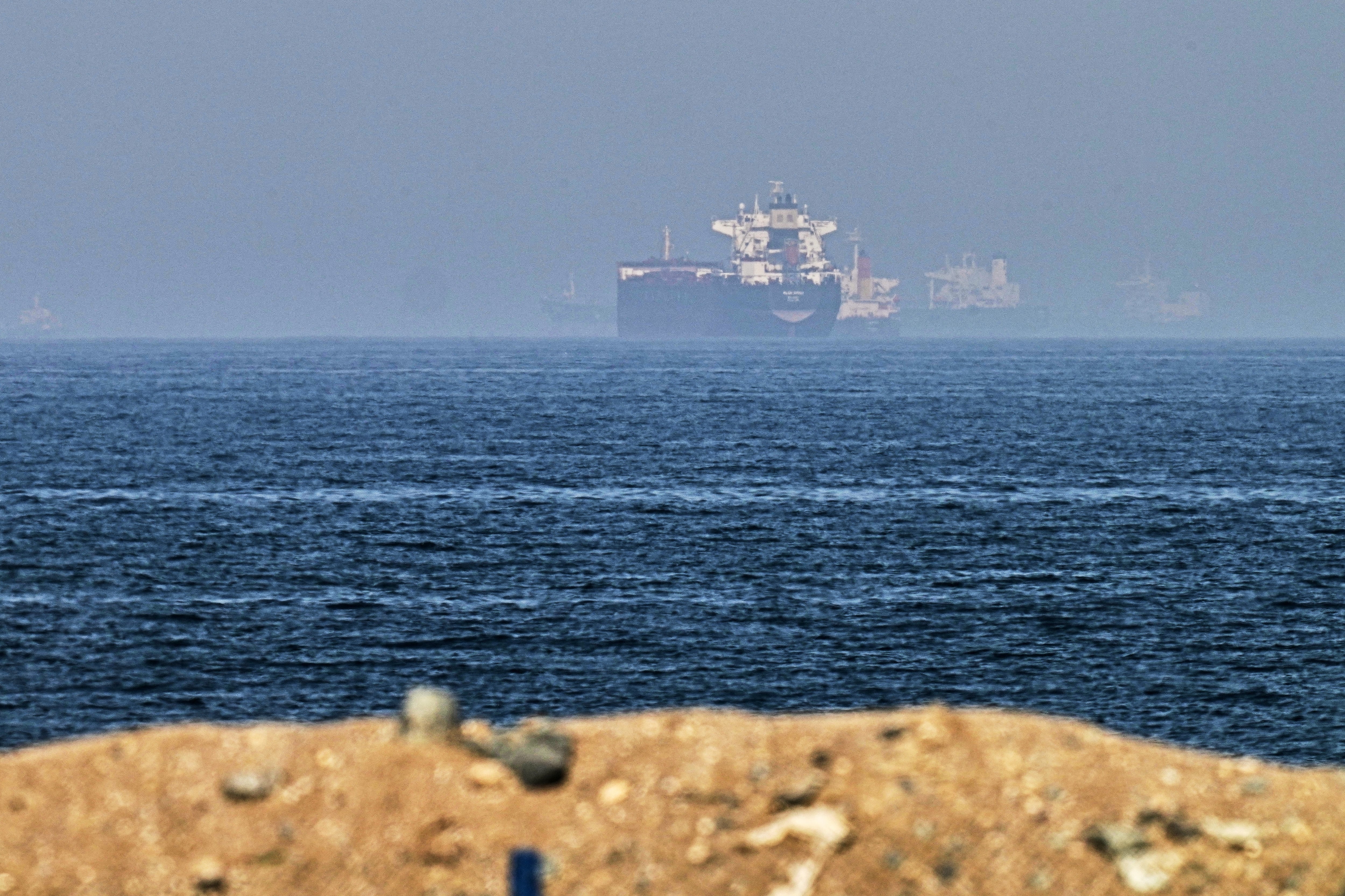 Buques de carga cerca del Estrecho de Ormuz, vistos desde Khor Fakkan, Emiratos Árabes Unidos, el 1 de mayo del 2026 (AP foto/Fatima Shbair)