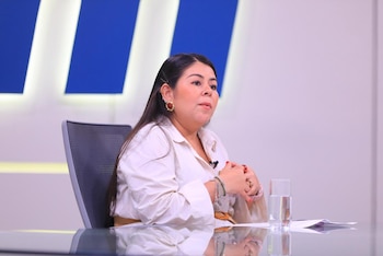 La jefa de la Unidad de Nutrición y Seguridad Alimentaria del Ministerio de Salud, Jennifer Vanesa Girón Santos, durante la entrevista en el programa Entrevista AM de Canal 10 (Cortesía Entrevista AM).