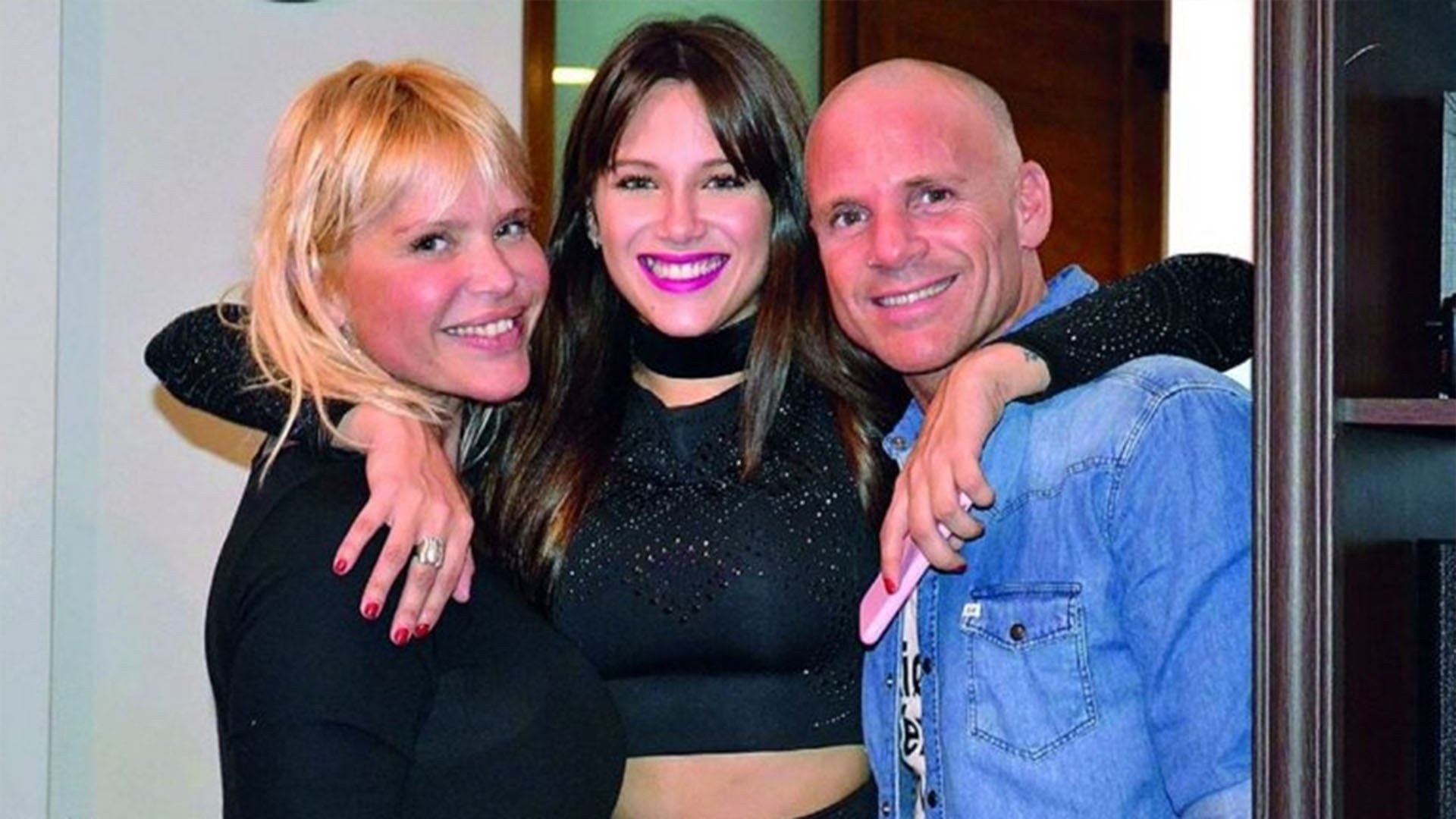 Barbie Vélez junto a sus padres, Nazarena y Alejandro Puchetta