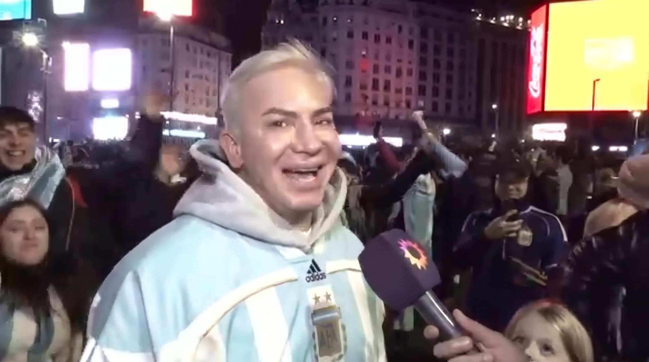 El video viral de Flavio Mendoza en el Obelisco junto a su hijo: “Tenemos que apoyar a Argentina”