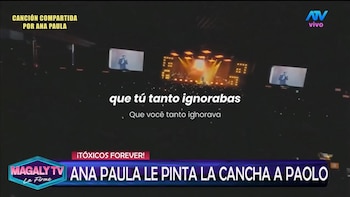Captura de pantalla televisiva con un escenario al fondo, subtítulos en pantalla y una franja con texto descriptivo en la parte inferior