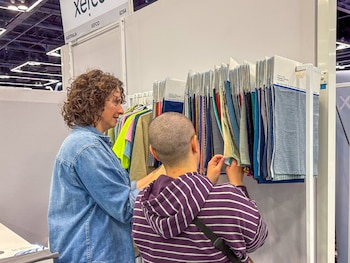 Muestras de telas y acabados innovadores de El Salvador atraen la atención de visitantes en la Functional Fabric Fair./(Embajada de El Salvador en Estados Unidos)