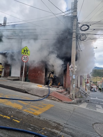 Tras controlar el incendio, los equipos iniciaron la remoción de escombros y el peritaje para establecer las causas - crédito Bomberos Bogotá