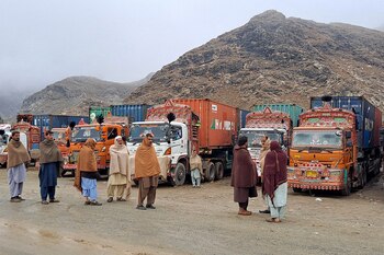 El cruce de Torkham permanece clausurado por undécimo día consecutivo, afectando comercio y tránsito fronterizo (REUTERS/Shahid Shinwari)