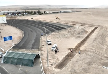 Perú también construye una gran zanja en la frontera con Chile