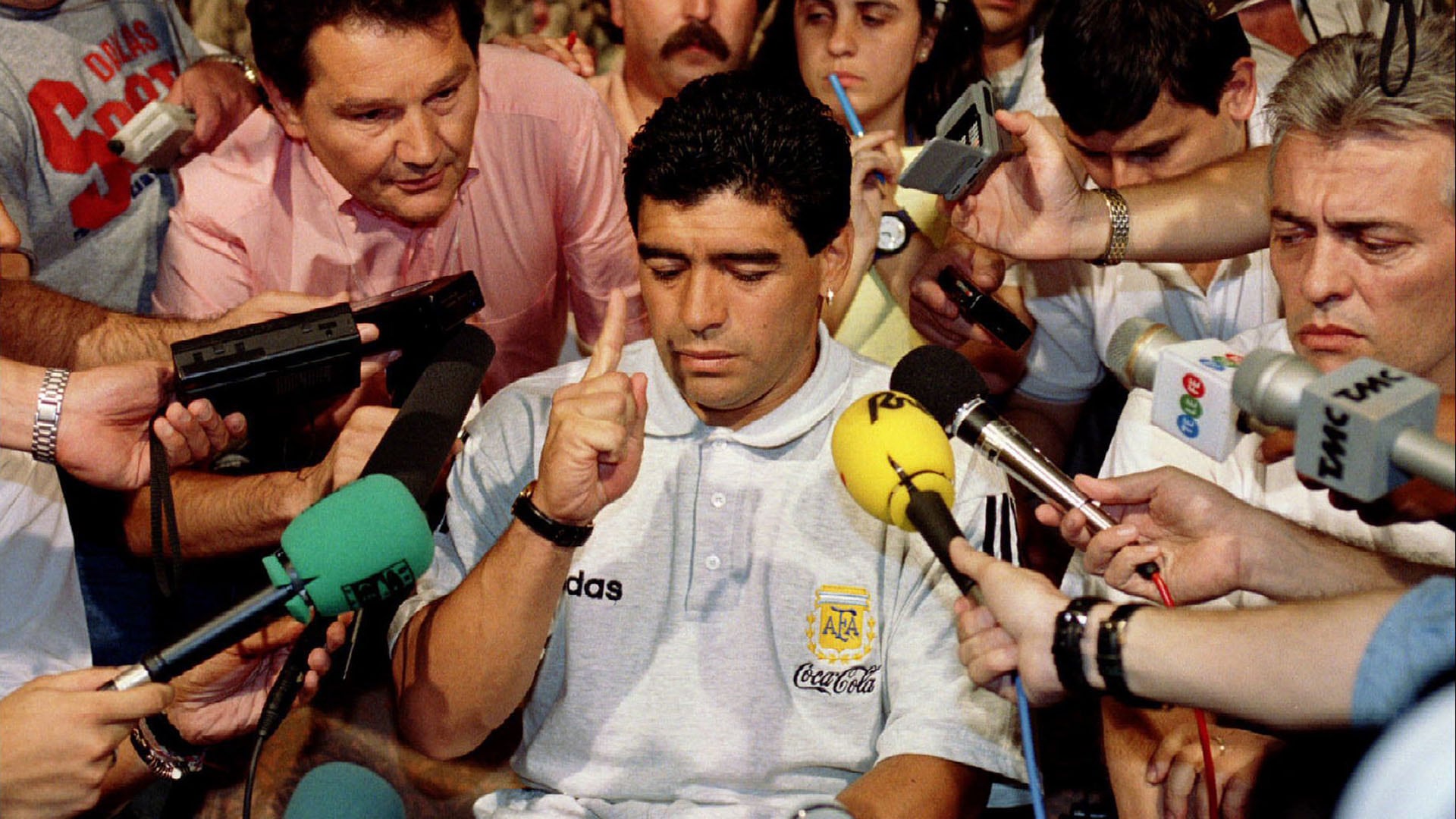 Franchi, a la derecha de Maradona, que estaba brindando una conferencia tras su suspensión (REUTERS/Jeff Mitchell BW)
