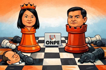 Caricatura de Keiko Fujimori (reina naranja) y Roberto Sánchez (torre roja) en un tablero de ajedrez con el logo de ONPE y piezas caídas.