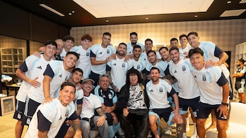 El gesto de la Mona Jiménez al encontrarse con los jugadores de la selección argentina: el regalo que le hizo Julián Álvarez