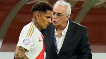 Paolo Guerrero escuchando las indicaciones de Jorge Fossati. - Crédito: AP