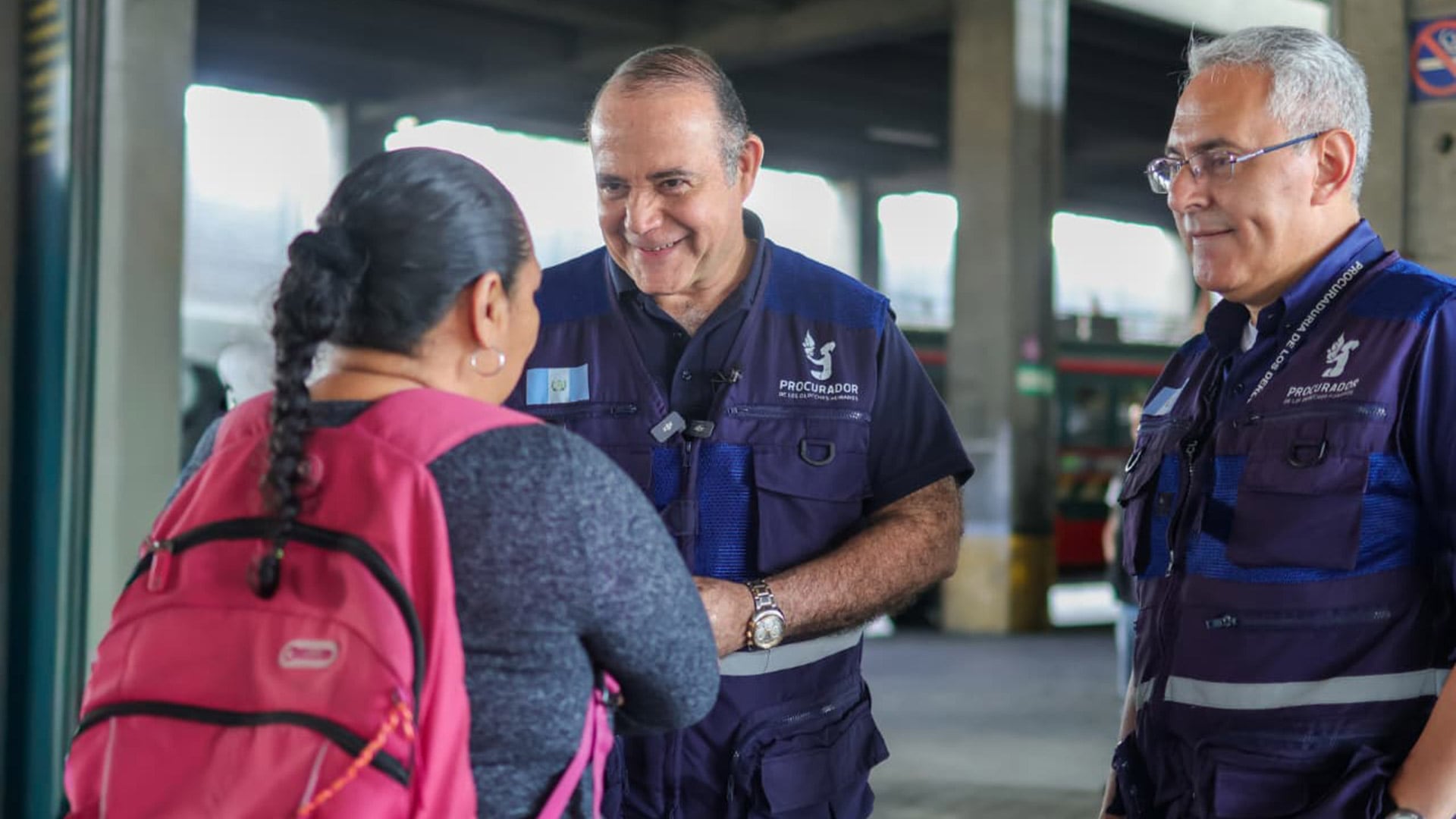 Procurador de los Derechos Humanos, Alejandro Córdova y Edgar Guerra de la defensoría de los derechos de los usuarios del transporte, verifican estado de buses. (fotografía: PDH Guatemala).