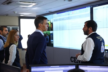 31/10/2026 El presidente del Gobierno, Pedro Sánchez (i), acompañado de la directora general de Protección Civil y Emergencias, Virgina Barcones (i), asiste a la reunión de seguimiento y coordinación con representantes de emergencias, en el Centro Nacional de Seguimiento y Coordinación de Emergencias (CENEM), a 31 de octubre de 2026, en Madrid (España). Sánchez acude al CENEM para conocer de primera mano como avanzan las labores de rescate en el lugar del accidente, dónde, el 28 de octubre, dos trenes colisionaron por alcance en la antigua estación de Urda dejando un saldo, por el momento y según las cifras oficiales, de 69 muertos y más de un centenar de heridos repartidos en hospitales de Albacete, Toledo, Ciudad Real y Madrid.
POLITICA
Pool Moncloa/Fernando Calvo