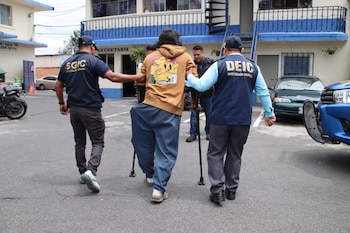 La investigación conjunta de la PNC y el Ministerio Público incluyó 50 allanamientos en nueve departamentos y permitió decomisar armas, municiones, teléfonos, vehículos, motocicletas, dinero, presunta droga y taxis.