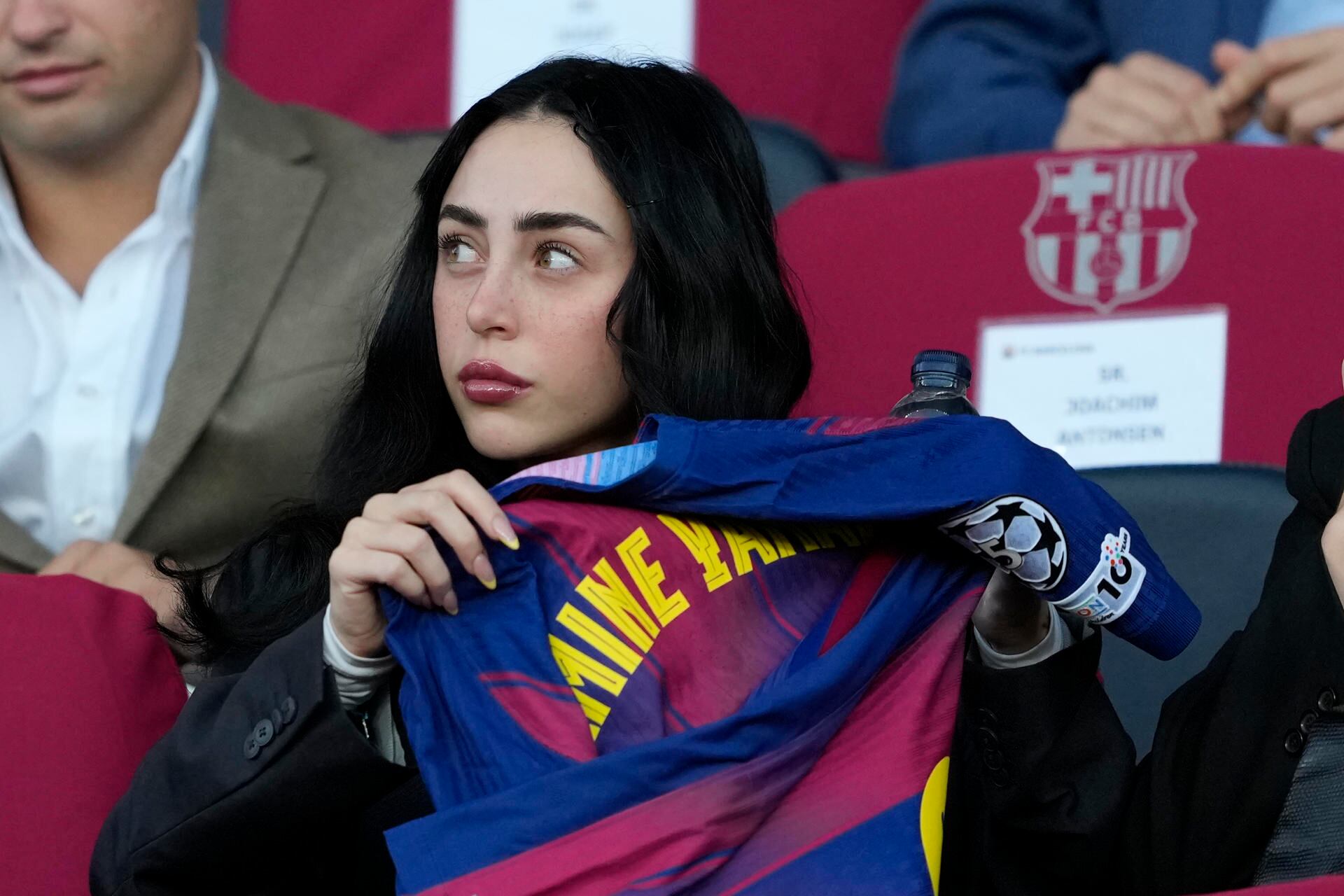 La cantante argentina Nicki Nicole, pareja del delantero del Barcelona Lamine Yamal, durante el partido de la jornada 3 de la Liga de Campeones entre el Barcelona y el Olimpiacos, este martes en el Estadi Olímpic Lluís Companys.-EFE/ Alejandro García
