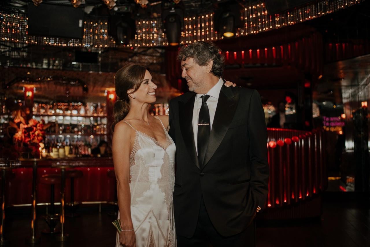 El productor y su esposa hicieron la fiesta en un reconocido boliche porteño