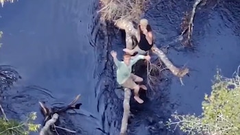Dos navegantes fueron rescatados de la rama de un árbol después de que su embarcación volcara en un río de Florida