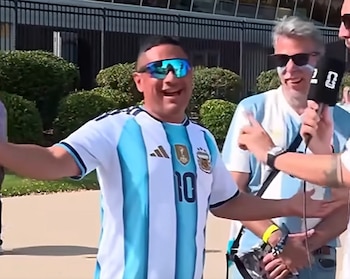 El hincha que se volvió viral al confesar que cambió el carro familiar por ver al "Rey". (Foto: Captura DSports)