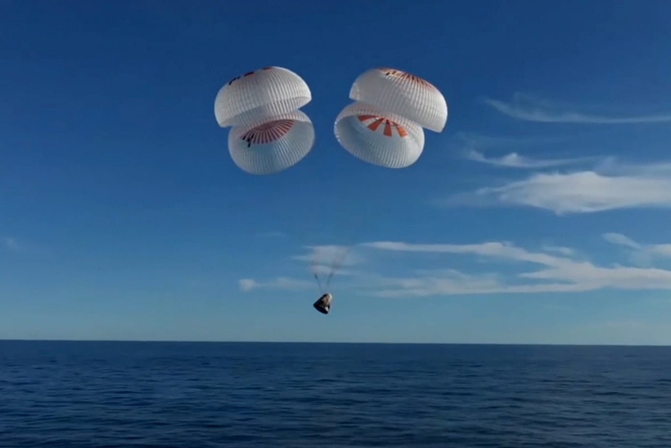 La cápsula Crew Dragon desciende en paracaídas antes de su amerizaje, tras su regreso a la Tierra desde la Estación Espacial Internacional, frente a la costa de Florida, EE. UU., el 18 de marzo de 2025. Imagen fija de un video. NASA TV/Folleto vía REUTERS.