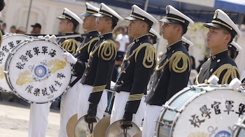 El regreso del Escuadrón Naval de la Amistad a la plaza central reunió tradiciones y cooperación internacional. Diplomáticos y oficiales compartieron honores en un acto cargado de símbolos distintos (Foto cortesía Ministerio de Gobernación