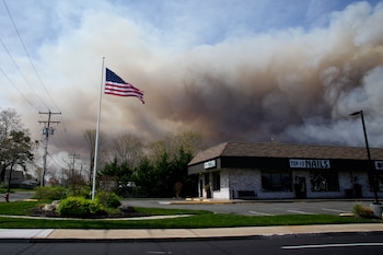 Condiciones climáticas complican la contención