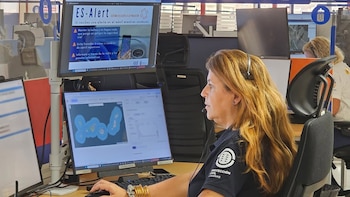 16/10/2026 La isla de Tenerife ensayará el 22 de octubre el sistema de aviso ES-alert ante el simulacro de erupción volcánica.
El Gobierno de Canarias realizará el 22 de octubre en la isla de Tenerife una nueva prueba del sistema de aviso a la población en caso de emergencia, denominado ES-Alert, para reforzar el conocimiento de la ciudadanía en esta herramienta del Sistema Nacional de Protección Civil después de ejercicios similares durante los últimos años en el Archipiélago.
POLITICA
CECOES 112