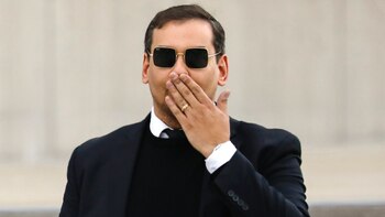 El excongresista George Santos vende