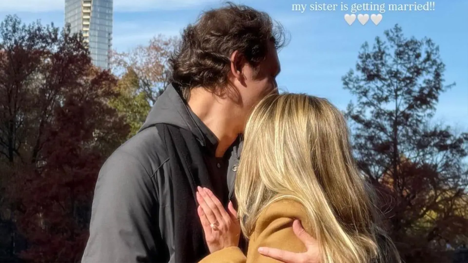 A través de redes sociales, la pareja anunció su compromiso.Crédito: IG/@alexalbarran