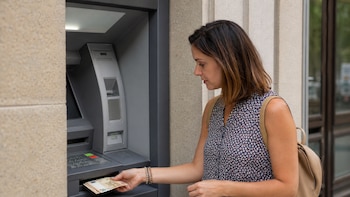 Los ahorradores ‘huyen’ de los depósitos: sacan 4.700 millones de los bancos en julio para pagar las vacaciones