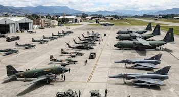 Las cifras reveladas por documentos oficiales muestran que la mayor parte de la flota de la Fuerza Aeroespacial Colombiana carece de protección aseguradora, situación evidenciada tras el accidente de un avión Hércules en Putumayo - crédito Visuales IA