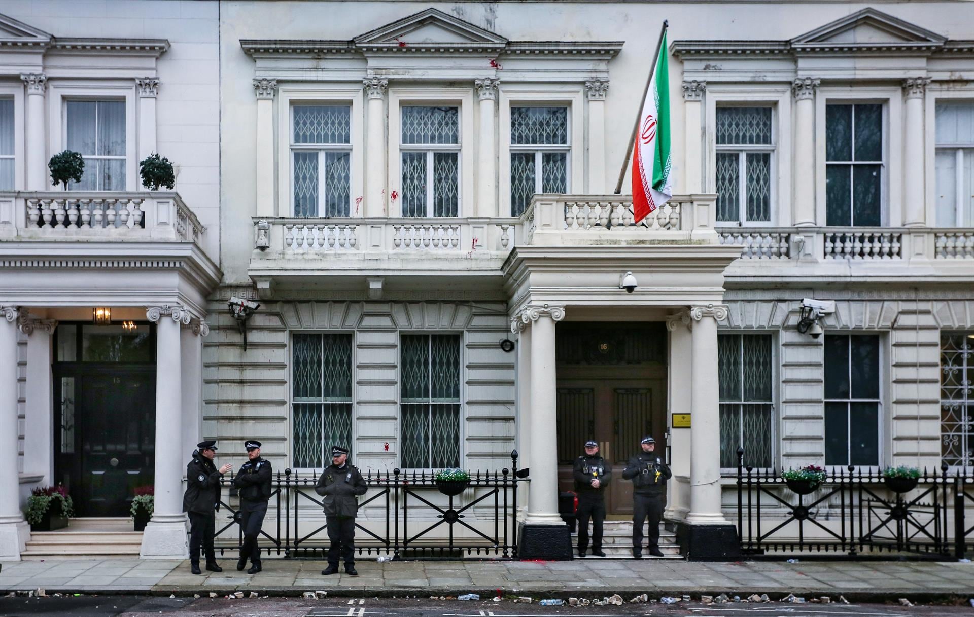 Irán estudia evacuar a su personal de Reino Unido tras la protesta frente a su Embajada en Londres