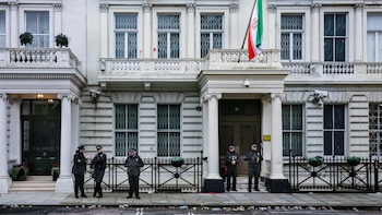 Irán estudia evacuar a su