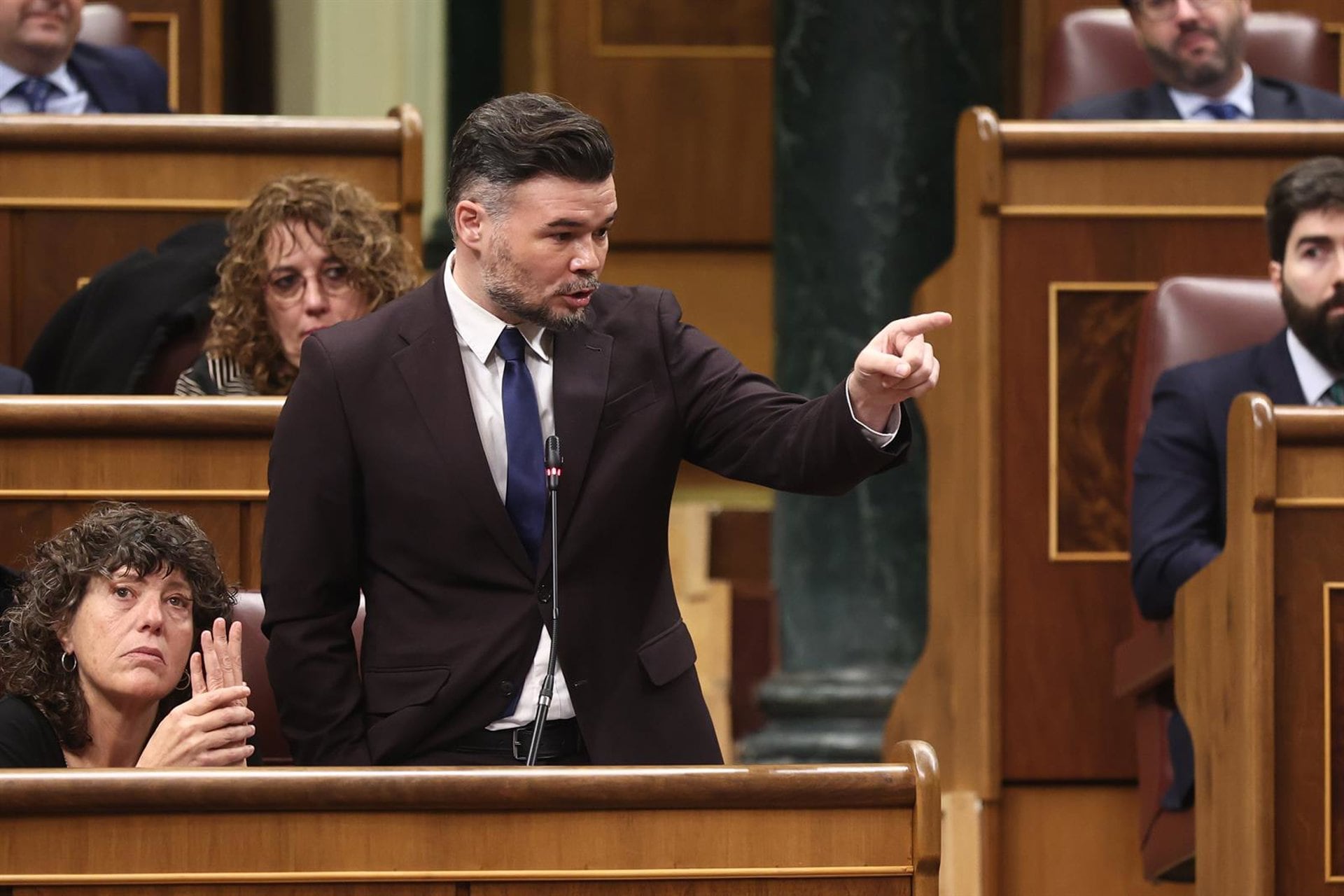 10/12/2025 El portavoz de ERC en el Congreso, Gabriel Rufián, interviene durante una sesión de control al Gobierno, en el Congreso de los Diputados, a 10 de diciembre de 2025, en Madrid (España). El Gobierno se enfrenta una semana más a las preguntas de la oposición, en concreto esta semana sobre el Plan Auto 2030, la sanidad animal en España y las políticas para garantizar el equilibrio entre la fauna salvaje y la ganadería. Además, el ministro de Asuntos Exteriores, Unión Europea y Cooperación comparece, a petición propia, para informar de la política exterior de España en defensa de la paz, el derecho internacional y el multilateralismo.
POLITICA
Eduardo Parra - Europa Press