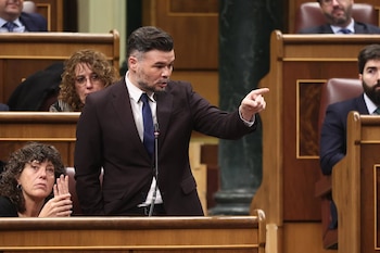 10/12/2025 El portavoz de ERC en el Congreso, Gabriel Rufián, interviene durante una sesión de control al Gobierno, en el Congreso de los Diputados, a 10 de diciembre de 2025, en Madrid (España). El Gobierno se enfrenta una semana más a las preguntas de la oposición, en concreto esta semana sobre el Plan Auto 2030, la sanidad animal en España y las políticas para garantizar el equilibrio entre la fauna salvaje y la ganadería. Además, el ministro de Asuntos Exteriores, Unión Europea y Cooperación comparece, a petición propia, para informar de la política exterior de España en defensa de la paz, el derecho internacional y el multilateralismo.
POLITICA
Eduardo Parra - Europa Press