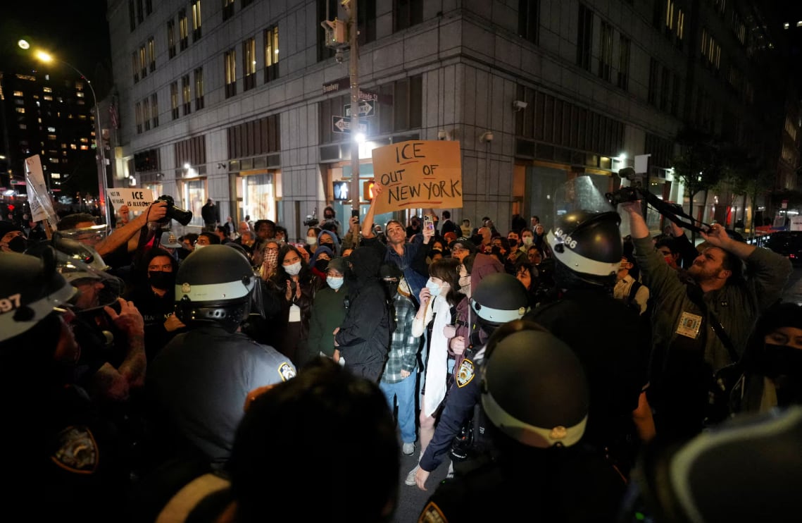 La oficina de la agencia en Nueva York enfrenta crecientes cuestionamientos por la gestión de los espacios y el trato a los arrestados (Reuters)