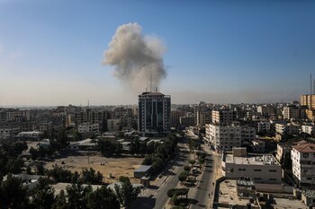 El humo se eleva tras