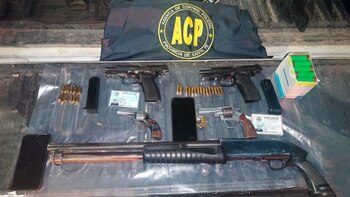 Armas incautadas a los policías.