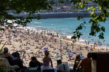 Vista de la playa de Ondarreta de San Sebastián, donde este jueves se han superado los 30º. (Javier Etxezarreta/EFE)