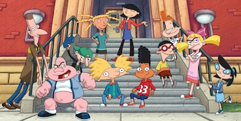 Ilustración de Arnold, Helga, Gerald y otros estudiantes junto a su maestra en la escalera de un edificio escolar de ladrillo