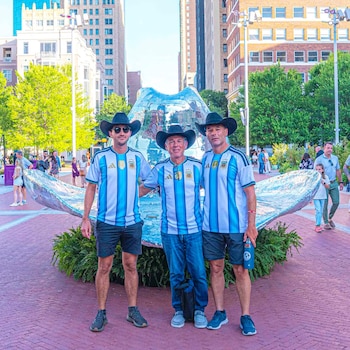 Tres ciclistas argentinos recorren 17 países para llegar al Mundial 2026 y acompañar a la Selección Argentina en Kansas City. Foto: Instagram @enbiciandoalmundo