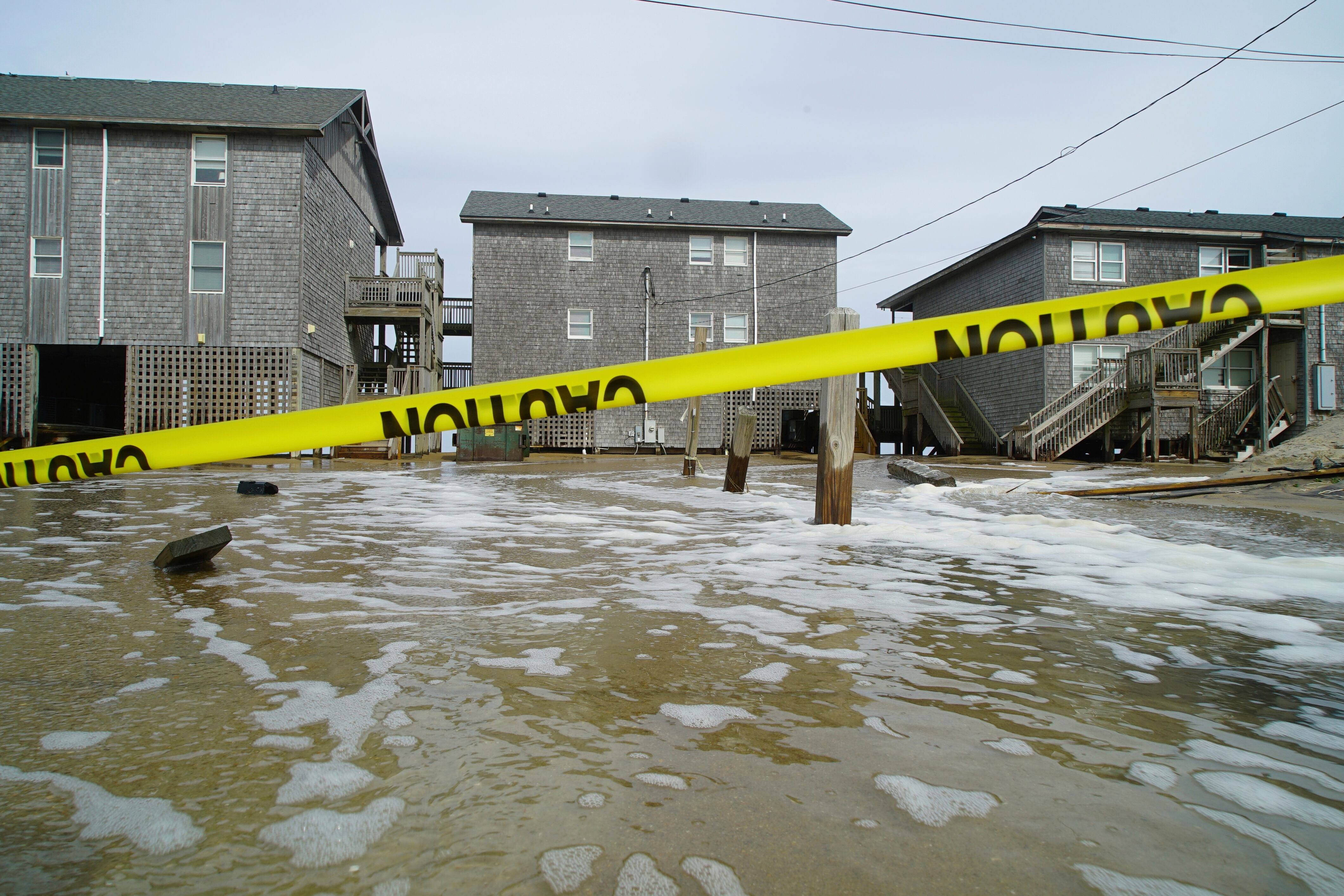 Agua de mar desplazada por el huracán Erin se ve bajo el motel Cape Hatteras en Bixton, Carolina del Norte, el miércoles 20 de agosto de 2025. (AP Foto/Allen G. Breed)