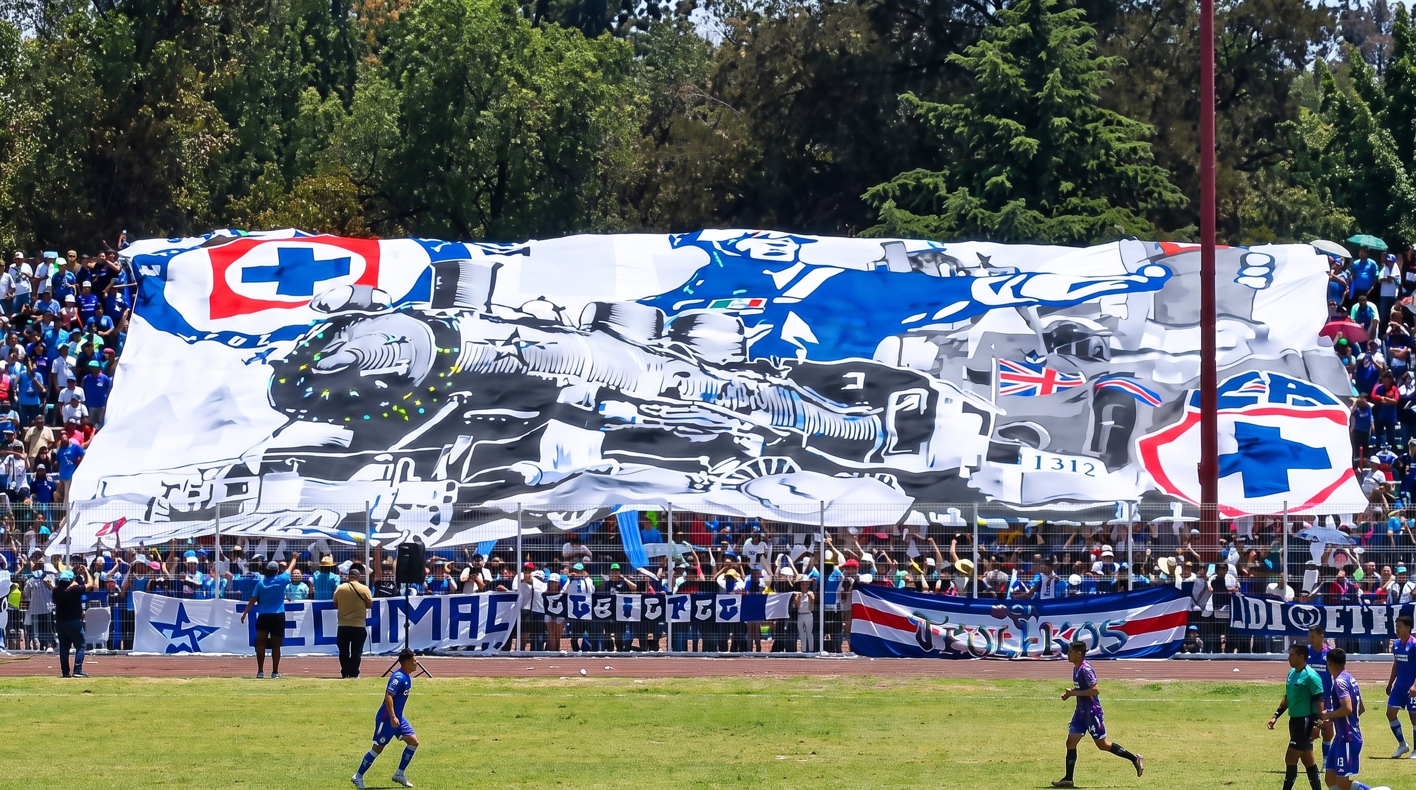 Tras un primer tiempo parejo, el cuadro cementero aceleró en la complementaria y cerró el amistoso ante un lleno total en Tecámac. (Foto: Néstor Hernández Molina/Infobae México)