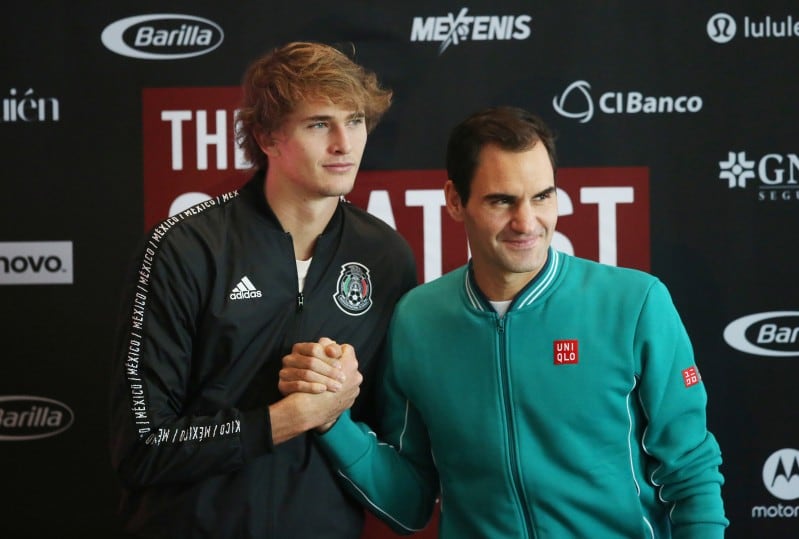 Roger Federer y Alexander Zverev durante rueda de prensa previa a su partido de exhibición en México. Ciudad de México, 23 de noviembre de 2019. (REUTERS/Edgard Garrido)