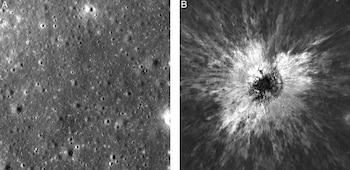 Fotografía en blanco y negro de un cráter de impacto central con destellos brillantes sobre un terreno gris cubierto de pequeños cráteres
