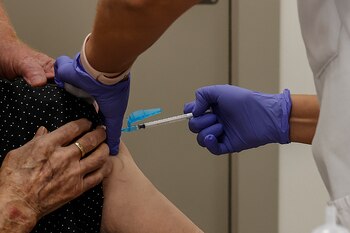 Una mujer se vacuna durante