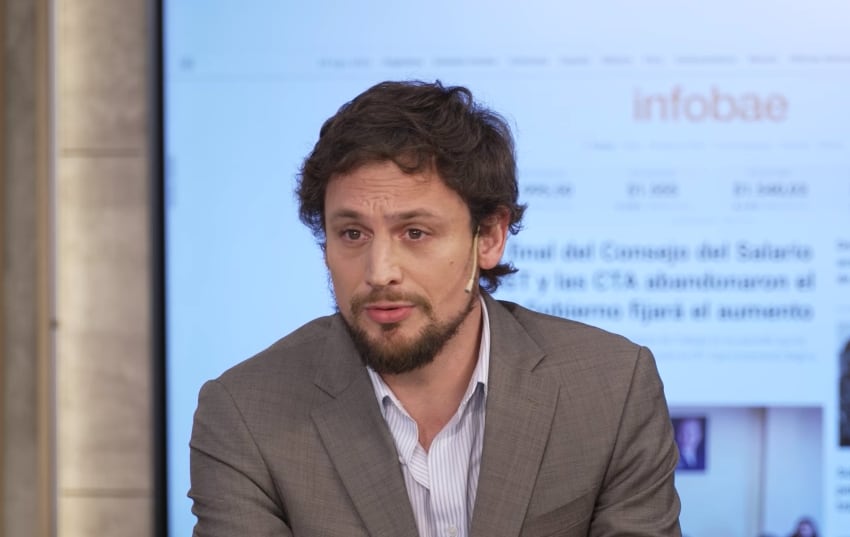 La hipoacusia puede avanzar de manera gradual y las primeras señales suelen aparecer como dificultades para entender conversaciones con ruido de fondo (Infobae en Vivo)