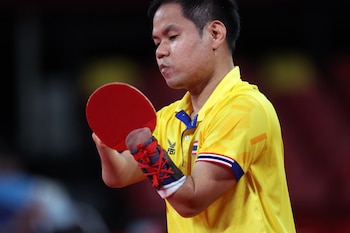 El tailandés Chalermpong Punpoo compite en tenis de mesa