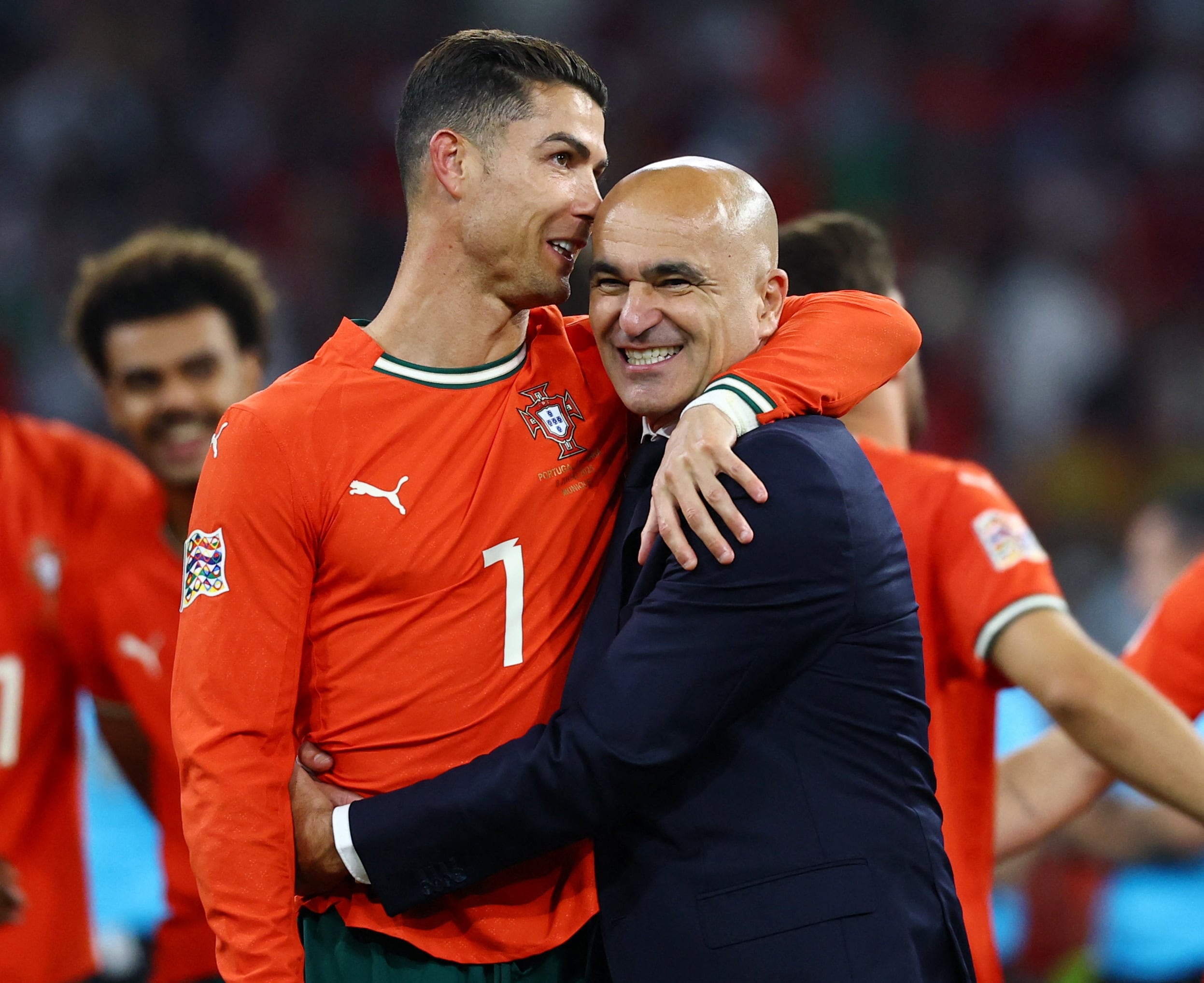 Cristiano Ronaldo junto a su entrenador, Roberto Martínez (REUTERS/Kai Pfaffenbach)