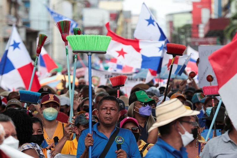 FOTO DE ARCHIVO. Un manifestante sostiene una escoba durante una protesta para exigir que el gobierno intervenga para frenar la inflación, bajar los precios del combustible y los alimentos, en Ciudad de Panamá. REUTERS/Erick Marciscano