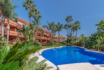 La urbanización Embrujo Playa, en Puerto Banús (Marbella)