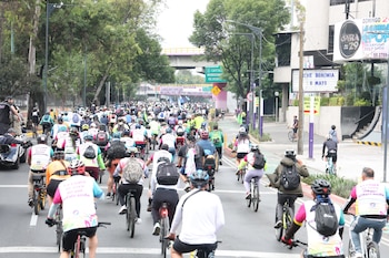 La ciclovía, de 34 km de longitud, incluye 20 mil 853 metros lineales de nueva banqueta y guarnición, 43 mil metros lineales de balizamiento, 338 confibicis y 5 mil 299 canalizadores viales, entre otras obras (Jefatura Gobierno CDMX)